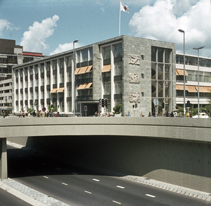 119462 Gezicht op het Moreelseviaduct over de Catharijnebaan te Utrecht, met op de achtergrond het kantoorgebouw van de ...